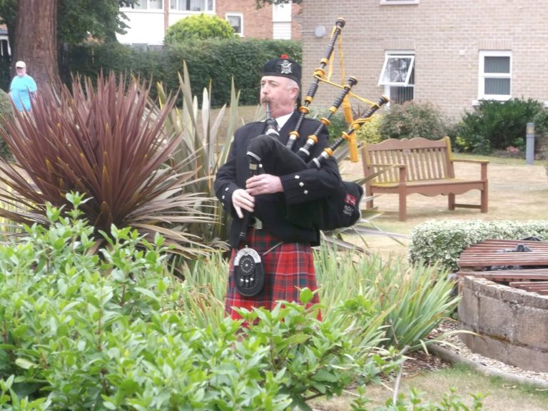 Cambridgeshire Bagpiper 768x576