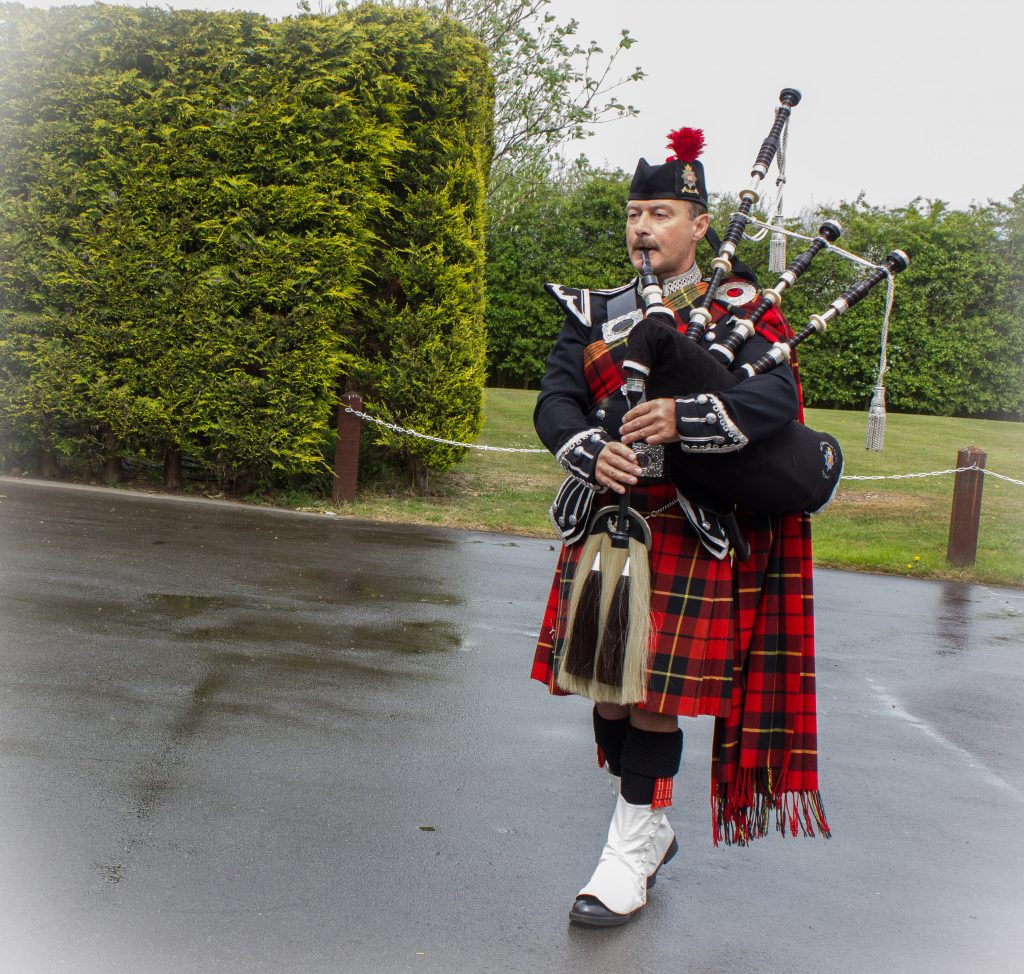 East Midlands Bagpipers - Scottish Pipers For Hire